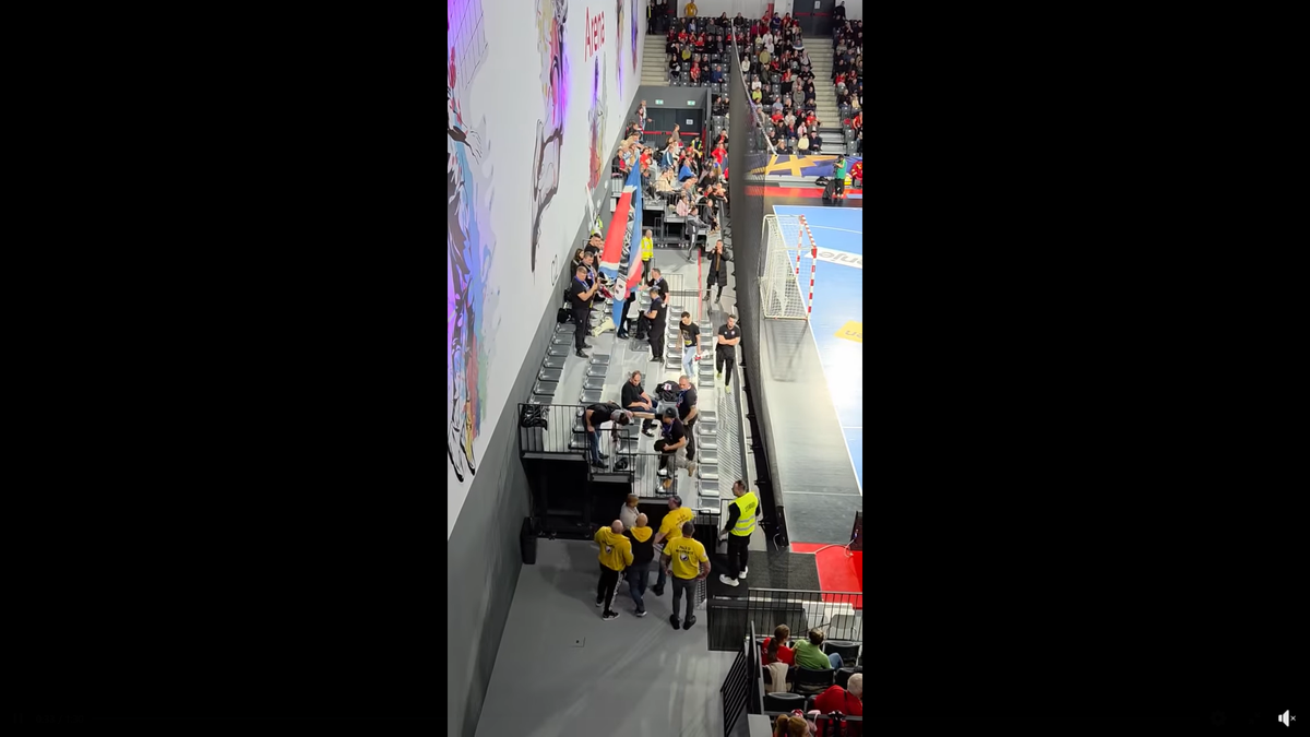 Imagini scandaloase la derby-ul din prima ligă! Suporter lovit cu pumnul de reprezentantul firmei de pază: clubul a vrut să scoată echipa de pe teren