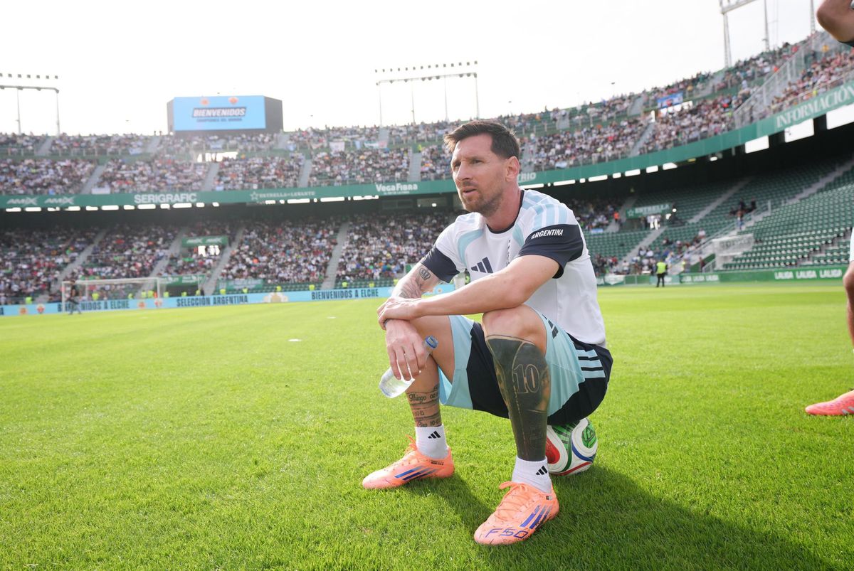 Messi, întâmpinat de 20.000 de oameni la antrenamentul din orașul european cu 240.000 de locuitori