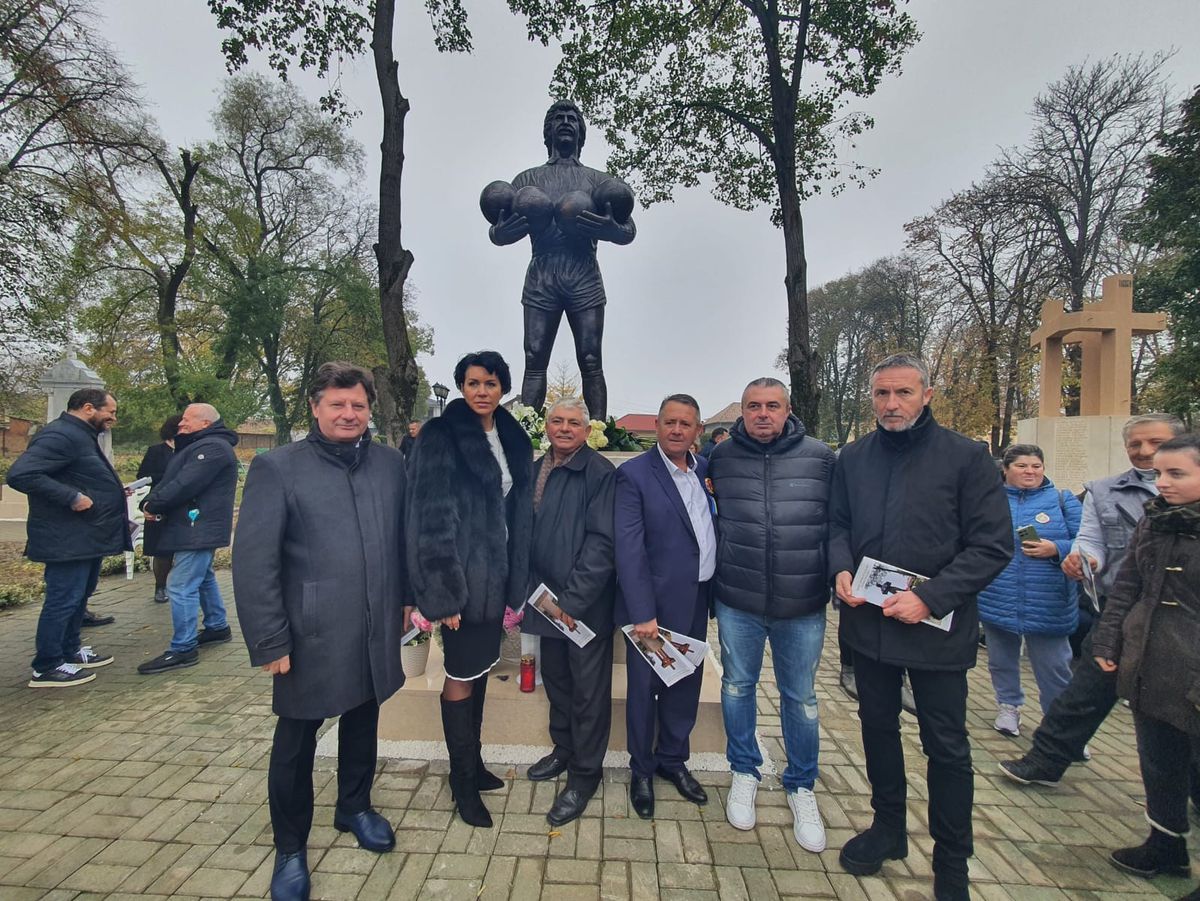 A fost dezvelită statuia în memoria lui Helmut Duckadam: regretatul portar, alături de cele 4 mingi salvate la Sevilla