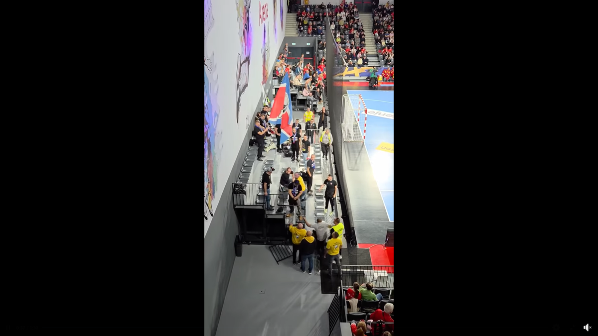 Imagini scandaloase la derby-ul din prima ligă! Suporter lovit cu pumnul de reprezentantul firmei de pază: clubul a vrut să scoată echipa de pe teren