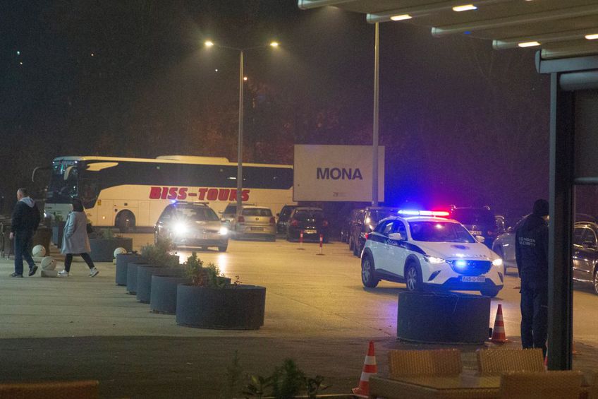 Momentul în care autocarul cu delegația „tricoloră” sosește la hotelul din Zenica, flancat de poliție. Foto: Ionuț Iordache (GSP)