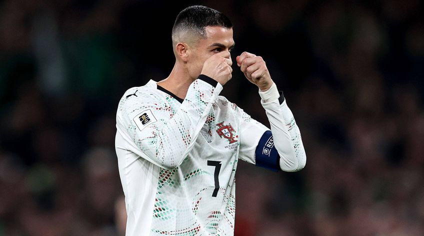 Cristiano Ronaldo și gestul ironic făcut după lovirea lui O'Shea. Foto: Imago Images