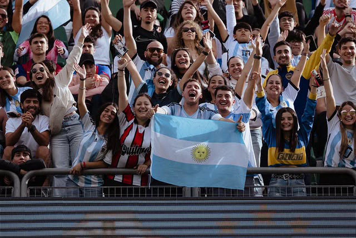 Messi, întâmpinat de 20.000 de oameni la antrenamentul din orașul european cu 240.000 de locuitori