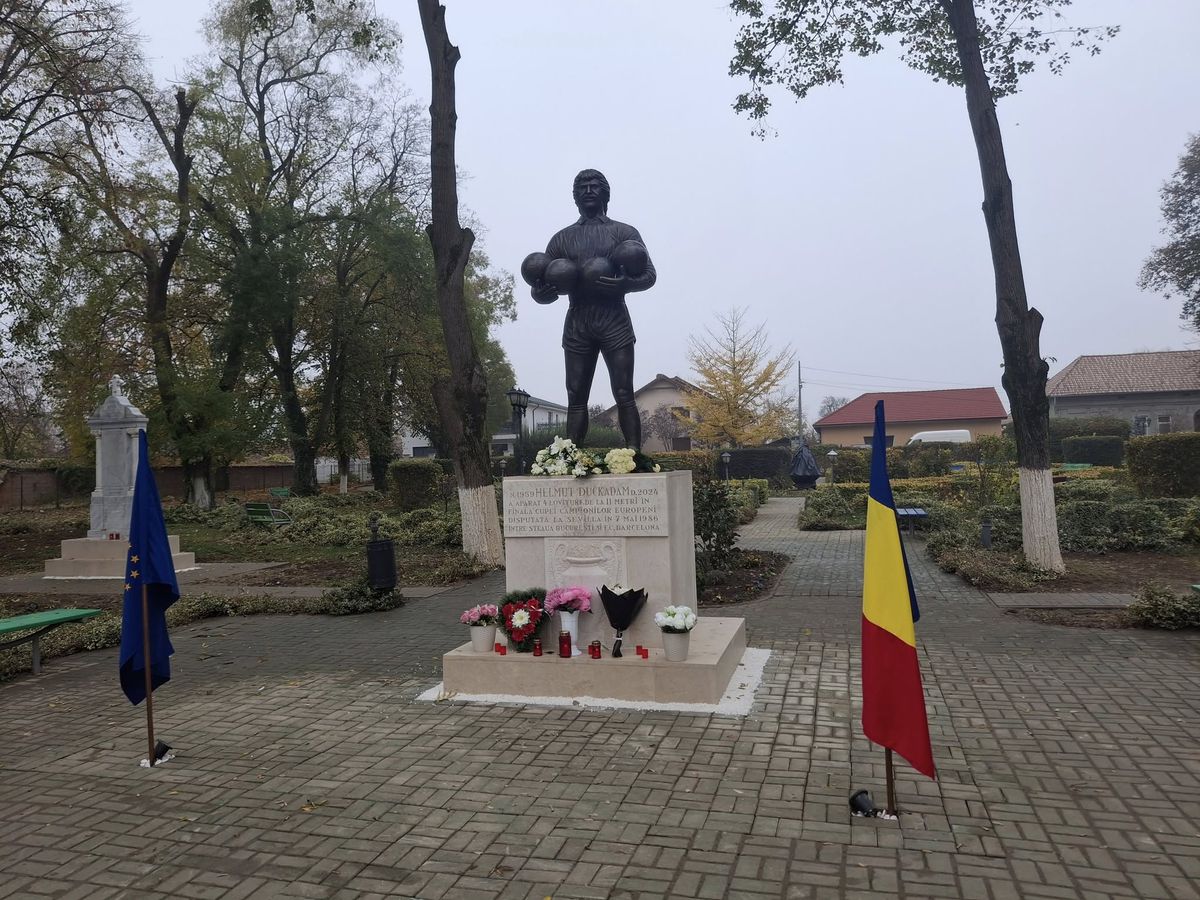 A fost dezvelită statuia în memoria lui Helmut Duckadam: regretatul portar, alături de cele 4 mingi salvate la Sevilla