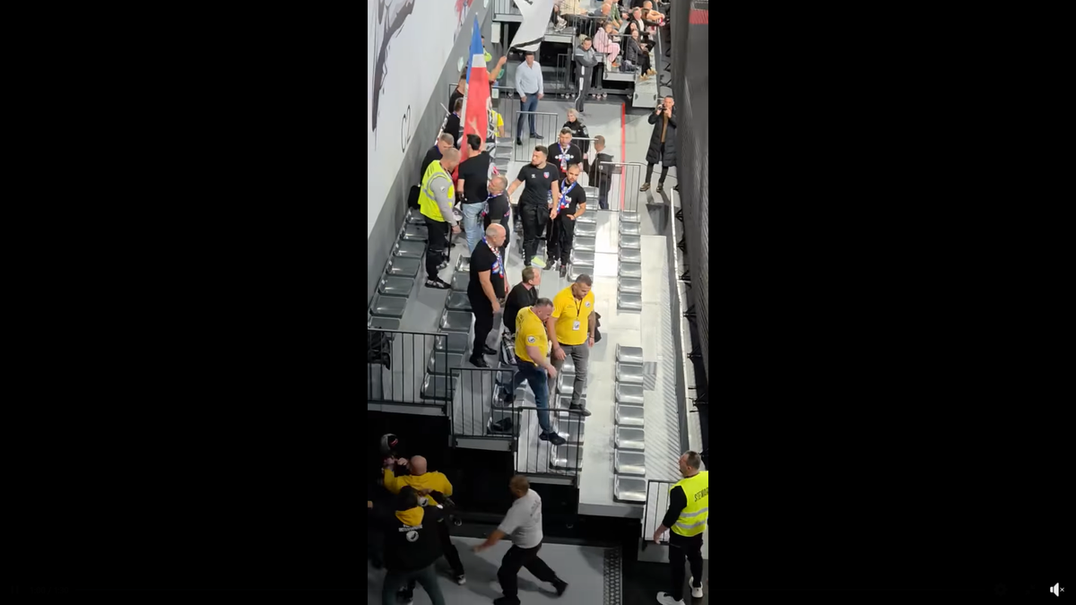 Imagini scandaloase la derby-ul din prima ligă! Suporter lovit cu pumnul de reprezentantul firmei de pază: clubul a vrut să scoată echipa de pe teren