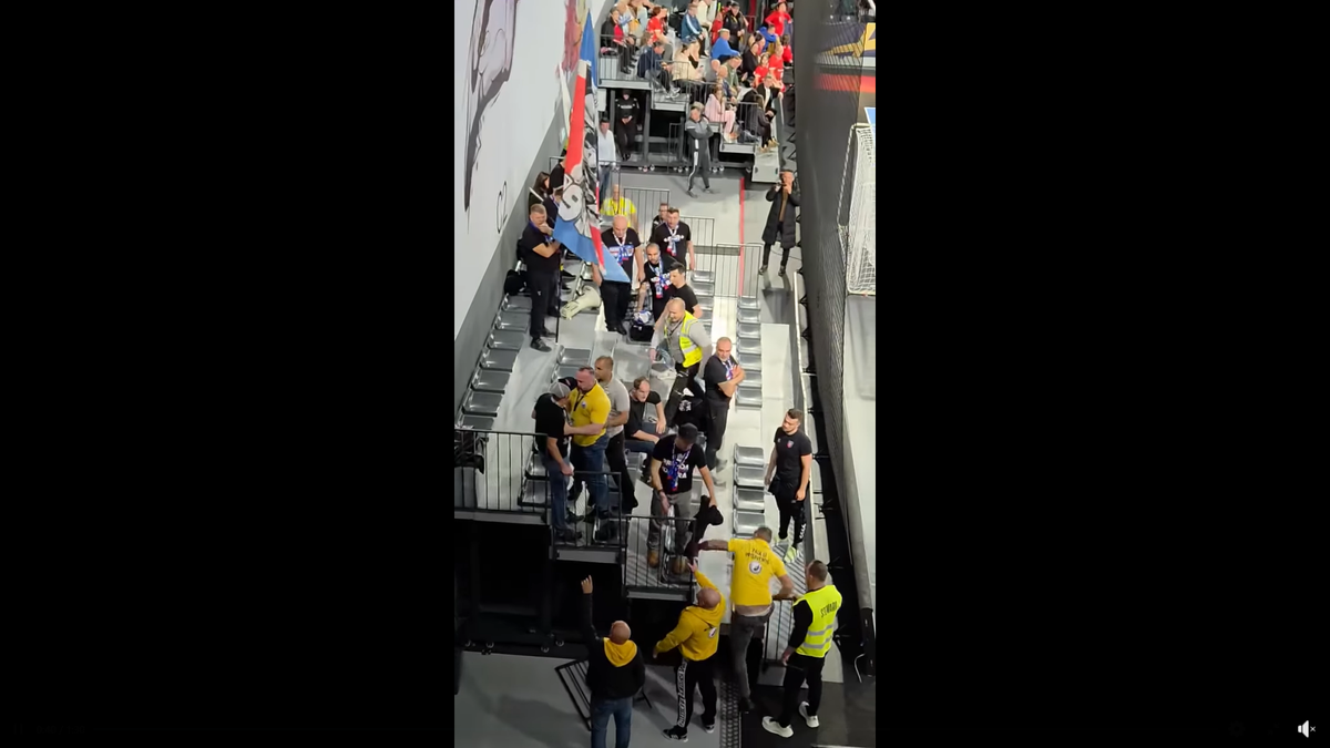 Imagini scandaloase la derby-ul din prima ligă! Suporter lovit cu pumnul de reprezentantul firmei de pază: clubul a vrut să scoată echipa de pe teren