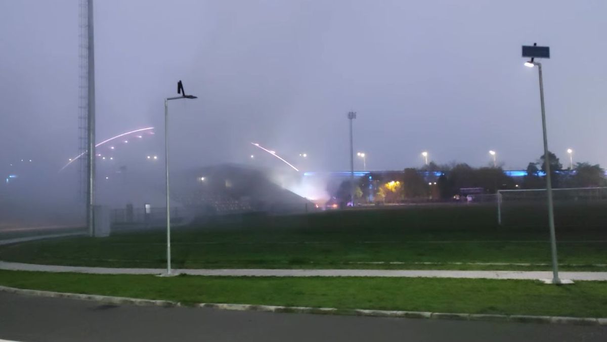 Incendiu la stadionul din România: pompierii au intervenit cu 3 autospeciale