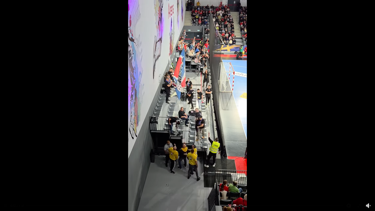 Imagini scandaloase la derby-ul din prima ligă! Suporter lovit cu pumnul de reprezentantul firmei de pază: clubul a vrut să scoată echipa de pe teren