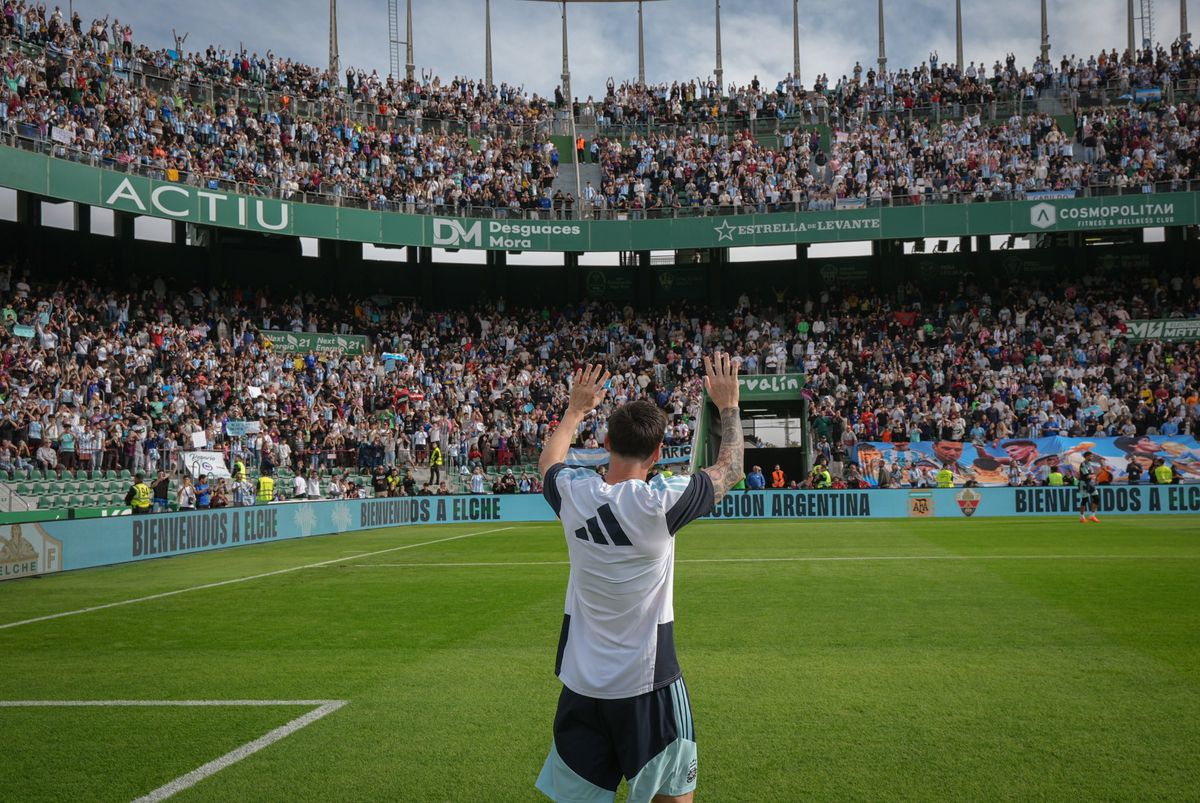 Messi, întâmpinat de 20.000 de oameni la antrenamentul din orașul european cu 240.000 de locuitori