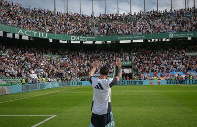 Messi, întâmpinat de 20.000 de oameni la antrenamentul din orașul european cu 240.000 de locuitori