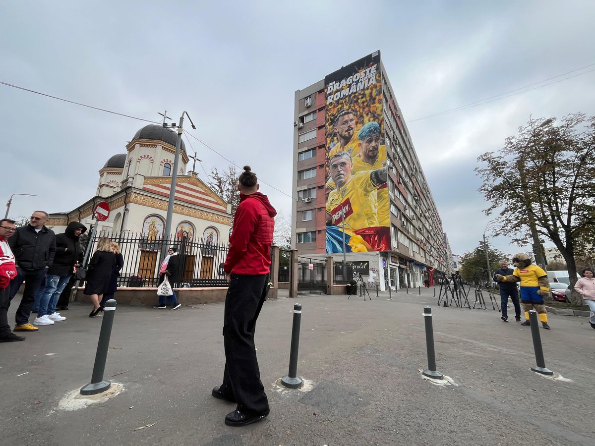 Pictura imensă cu cei 3 „tricolori” a fost dezvăluită pe un bloc din Sectorul 2 » Reacția lui Radu Drăgușin, venit la fața locului