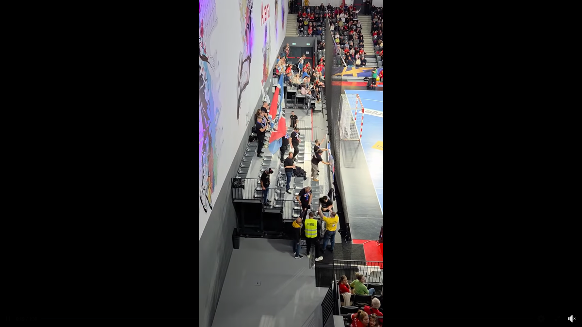 Imagini scandaloase la derby-ul din prima ligă! Suporter lovit cu pumnul de reprezentantul firmei de pază: clubul a vrut să scoată echipa de pe teren