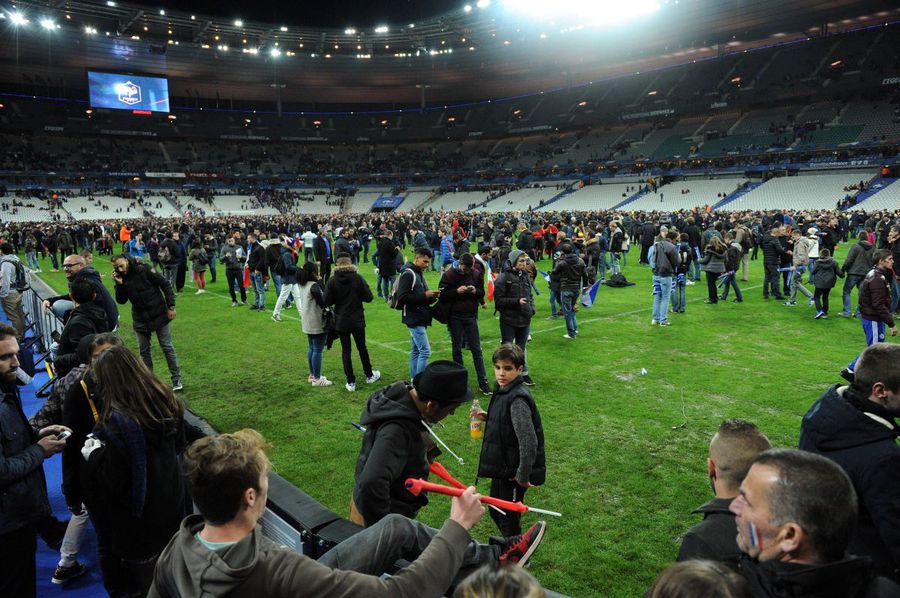 Zece ani de la masacrul de la Paris » Teroare în centru și lângă Stade de France, „prizonieri” în tribune și la vestiare