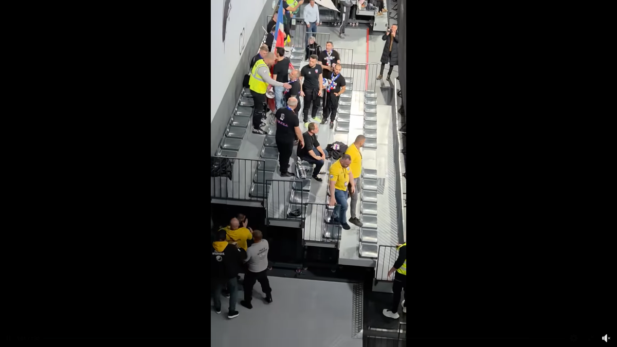 Imagini scandaloase la derby-ul din prima ligă! Suporter lovit cu pumnul de reprezentantul firmei de pază: clubul a vrut să scoată echipa de pe teren