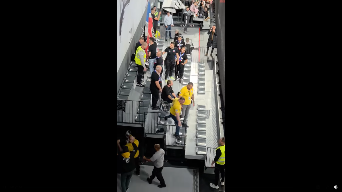 Imagini scandaloase la derby-ul din prima ligă! Suporter lovit cu pumnul de reprezentantul firmei de pază: clubul a vrut să scoată echipa de pe teren