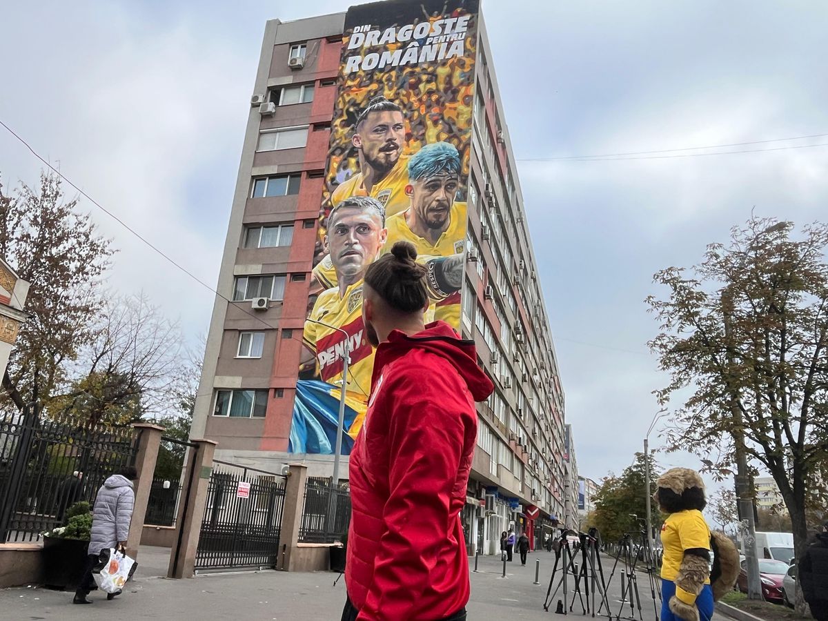 Pictura imensă cu cei 3 „tricolori” a fost dezvăluită pe un bloc din Sectorul 2 » Reacția lui Radu Drăgușin, venit la fața locului