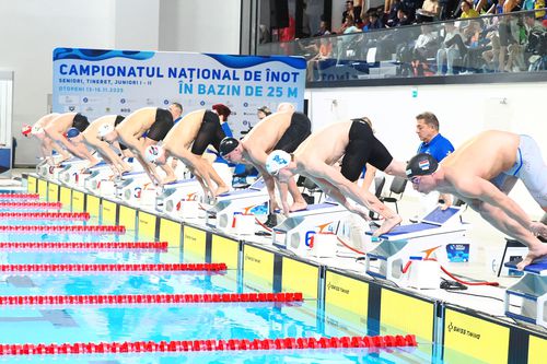 Denis Popescu alături de ceilalți șapte înotători din Finala A a probei de 100 m fluture FOTO Roxana Fleșeru