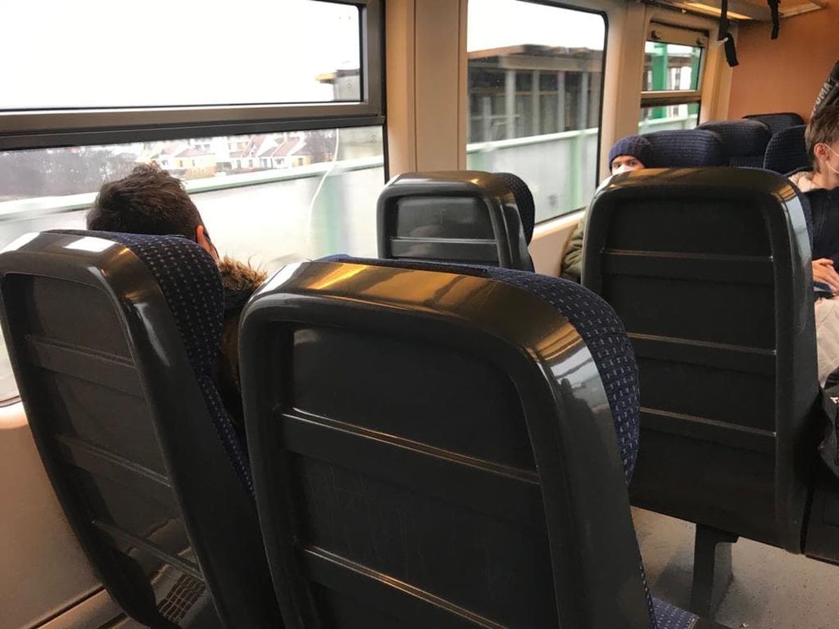 VIDEO+FOTO Cum decurge o călătorie cu trenul de la Gara de Nord la Aeroportul „Henri Coandă” » Întârzieri chiar din prima zi!