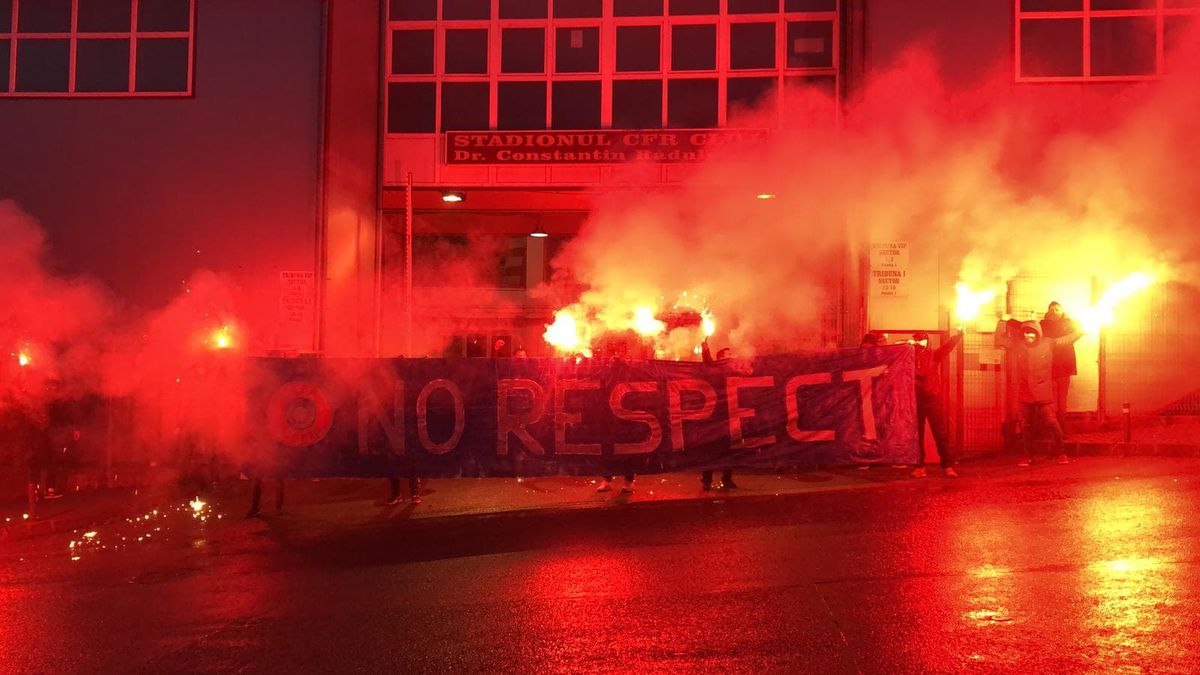 FOTO+VIDEO. Fanii lui CFR Cluj, protest înaintea meciului cu FCSB » Torțe în Gruia + mesaj ironic pentru UEFA
