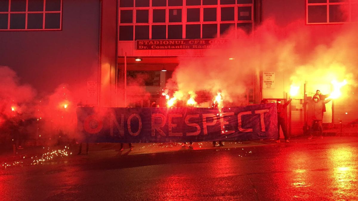 FOTO+VIDEO. Fanii lui CFR Cluj, protest înaintea meciului cu FCSB » Torțe în Gruia + mesaj ironic pentru UEFA