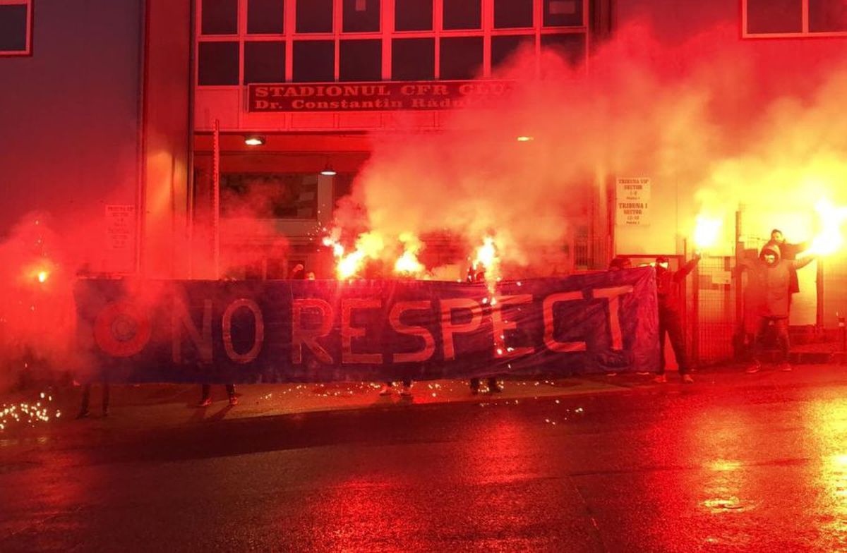 FOTO+VIDEO. Fanii lui CFR Cluj, protest înaintea meciului cu FCSB » Torțe în Gruia + mesaj ironic pentru UEFA