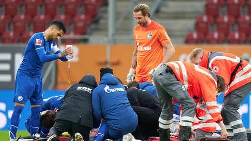 Mark Uth (29 de ani), atacantul lui Schalke, a suferit o accidentare teribilă la cap în timpul unei ciocniri cu fundaşul Felix Uduokhai (23 de ani), de la Augsburg, și a fost transportat la spital.