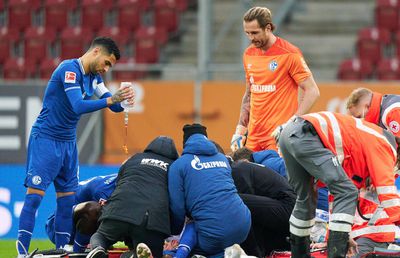 AUGSBURG - SCHALKE. Accidentare teribilă în Bundesliga! A avut nevoie de perfuzii pe teren