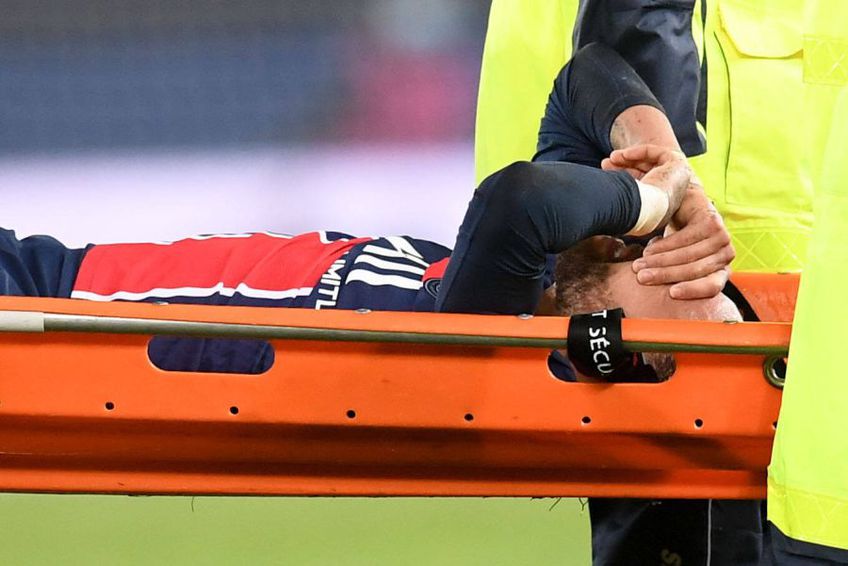 Neymar (28 de ani) a fost accidentat în prelungirile partidei PSG - Olympique Lyon (0-1) și a fost scos cu targa de pe teren.