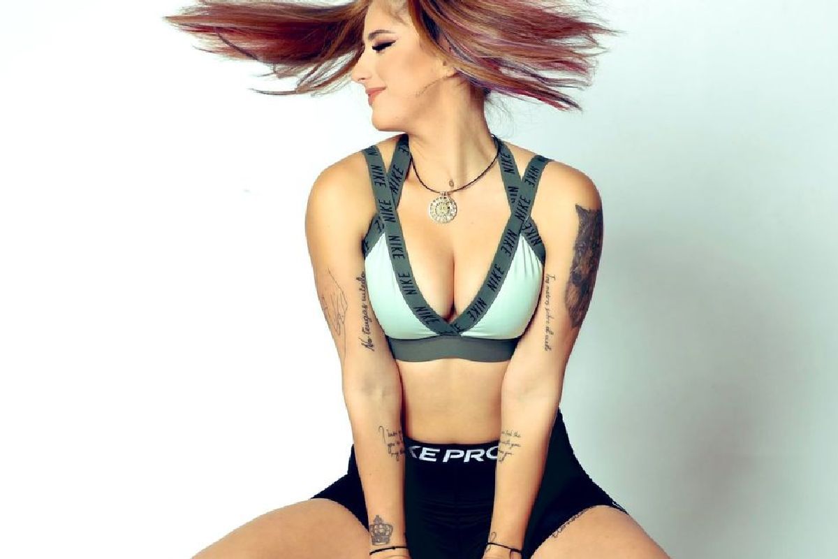 Andreea Prisăcariu a făcut ședință foto: s-a pozat în ipostaze sexy, inclusiv în tricoul lui Zlatan Ibrahimovic