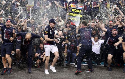 Max Verstappen sărbătorind cu echipa sa cucerirea titlului mondial în 2021 Foto Guliver/GettyImages