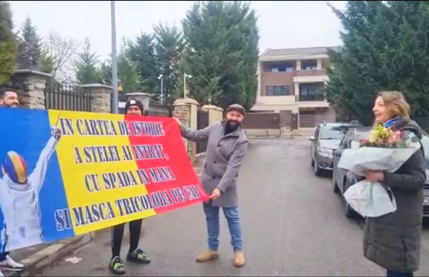 Ana Maria Popescu, surprinsă de fanii steliști: „În cartea de istorie a Stelei ai intrat / Cu spada în mână și masca tricoloră pe cap”