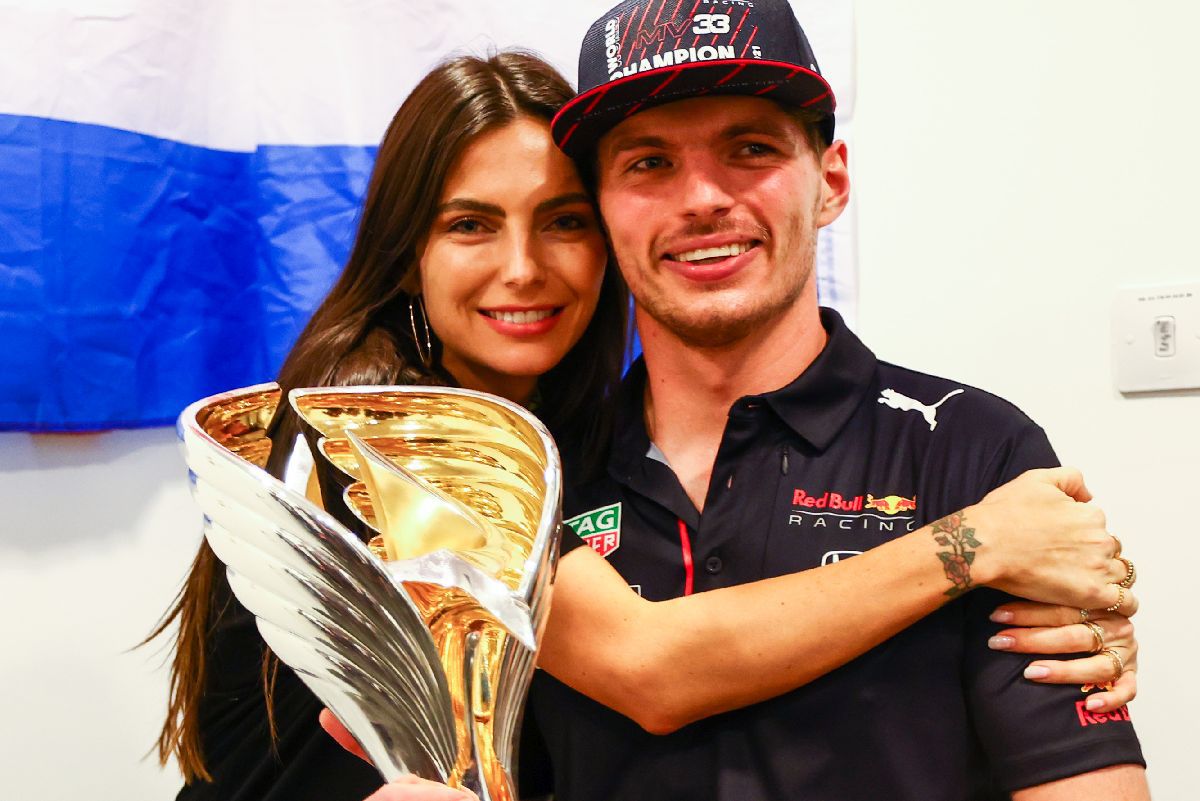 Max Verstappen a sărbătorit titlul mondial în brațele iubitei cu 9 ani mai mare
