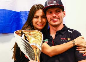 Max Verstappen a sărbătorit titlul mondial în brațele iubitei cu 9 ani mai mare