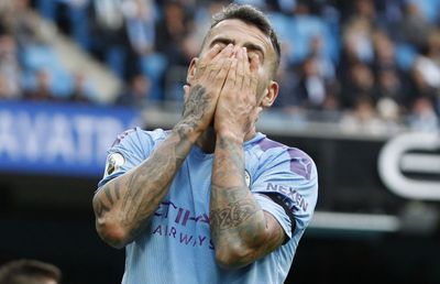 Momente îngrozitoare pentru un fost star de la Manchester City » Jefuit în propria locuință: hoții i-au pus cureaua la gât!