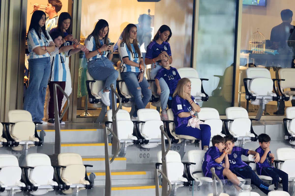 Ivana Knoll și-a găsit partener pentru semifinala Argentina - Croația! Cu cine a fost surprinsă în tribune