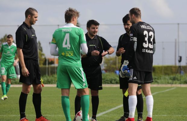 Cum și-au dat seama jucătorii unei echipe din Liga 1 că arbitrii unui amical erau români, deși aceștia se dădeau turci sau bulgari. Rolul lor era să trucheze meciurile pentru pariuri