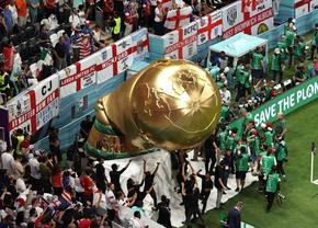 O companie din Marea Britanie a cumpărat mii de tricouri pe care scria că Anglia va câștiga Campionatul Mondial » Pierderile înregistrate de aceștia, după ce naționala Albionului a fost eliminată în „sferturi” de Franța