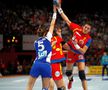 Cristina Neagu în duel cu apărarea franceză la CM 2007 FOTO Gazeta Sporturilor