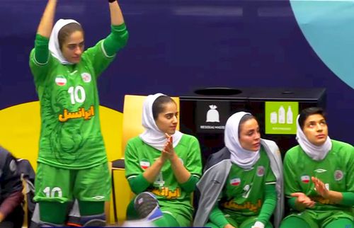 Naționala de handbal feminin a Iranului a învins Groenlanda, scor 28-23, și a evitat ultimul loc la Campionatul Mondial. A fost prima victorie a asiaticelor la un turneu final!