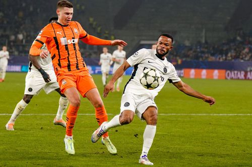 Meschak Elia (drapta), într-un meci cu Shakhtar Donetsk din grupa de Liga Campionilor / Foto: Imago