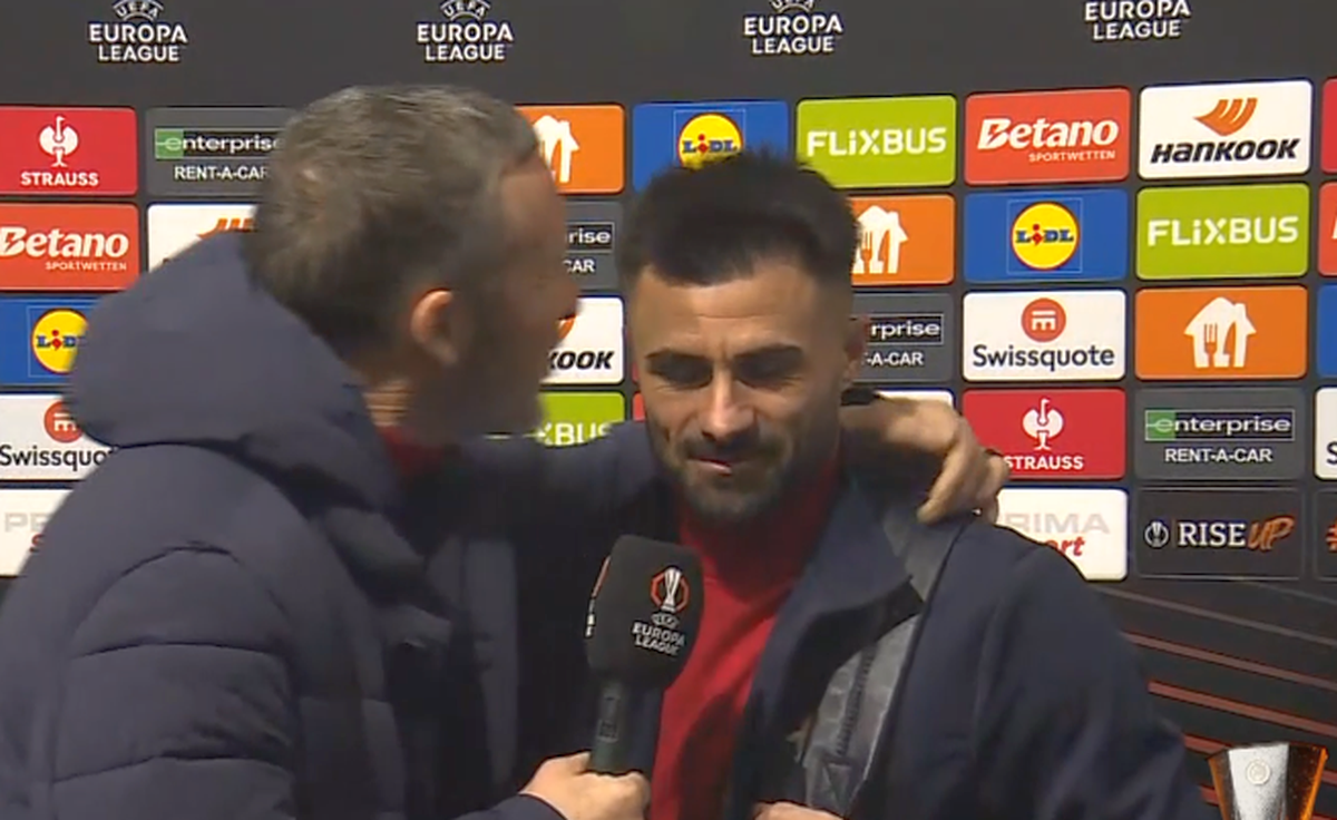 „Uite-l, mă, uite-l!” » MM Stoica l-a pupat pe fotbalist în fața camerelor TV și l-a luat la întrebări: „În ce an ai jucat în Germania?”