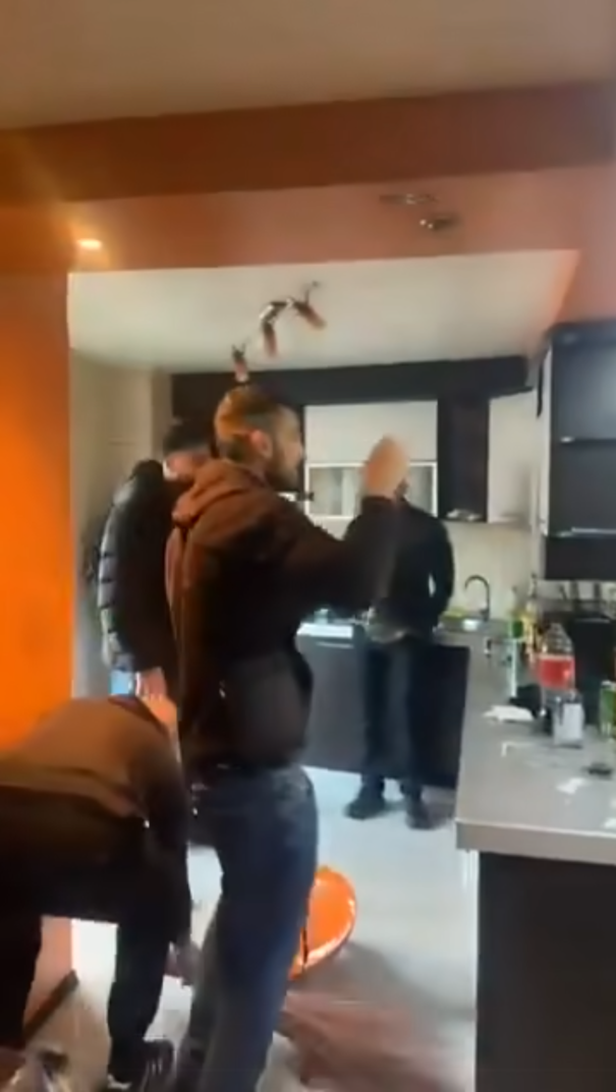 Scene șocante: momentul în care huliganii lui Feyenoord distrug complet un apartament din București