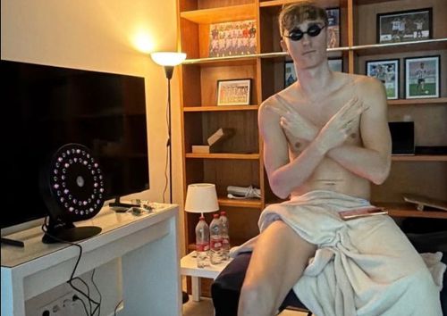 Dean Huijsen se recuperează acasă folosind lampa minune cu infraroșii / Foto: X Madrid Universal