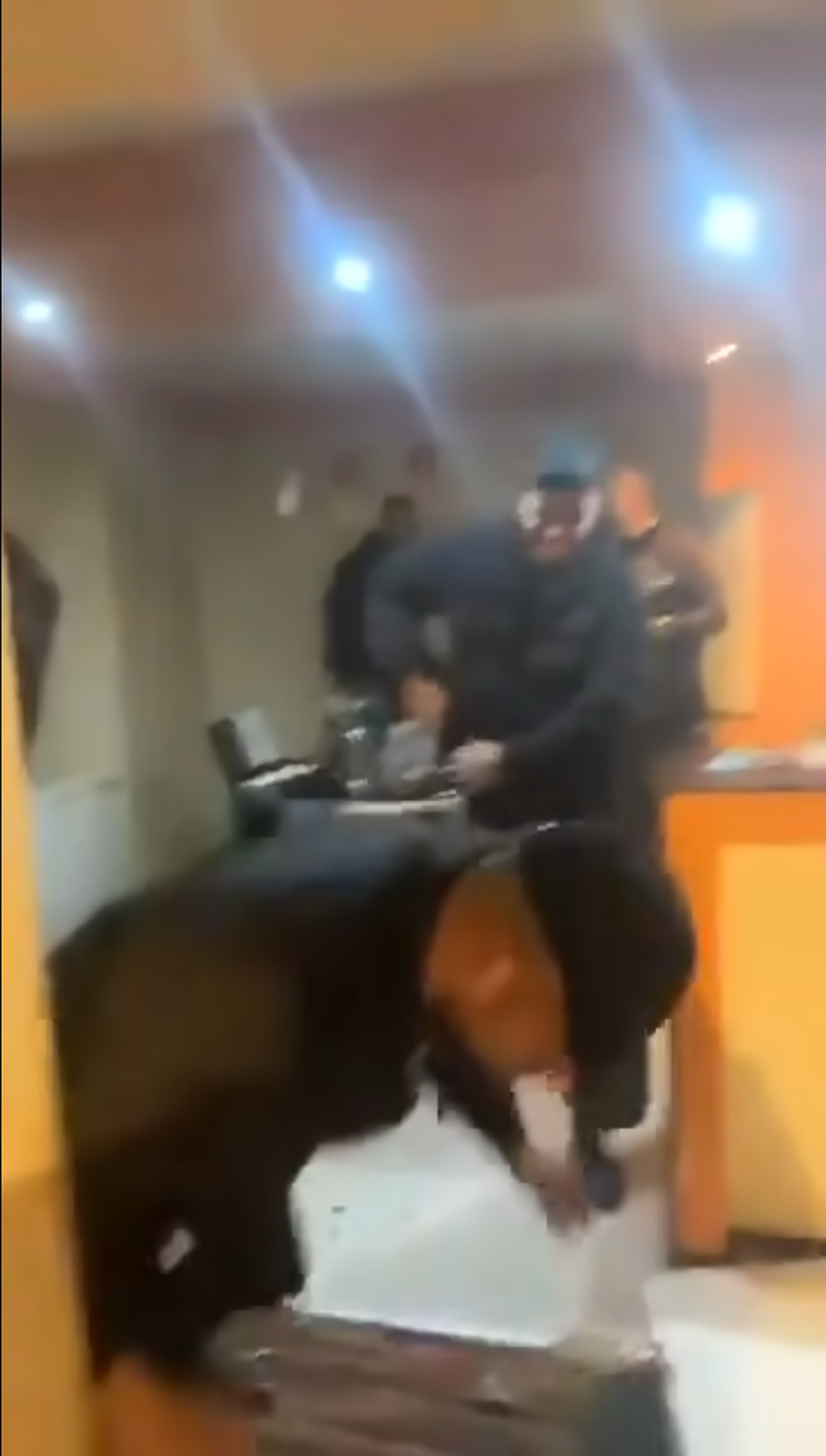 Scene șocante: momentul în care huliganii lui Feyenoord distrug complet un apartament din București