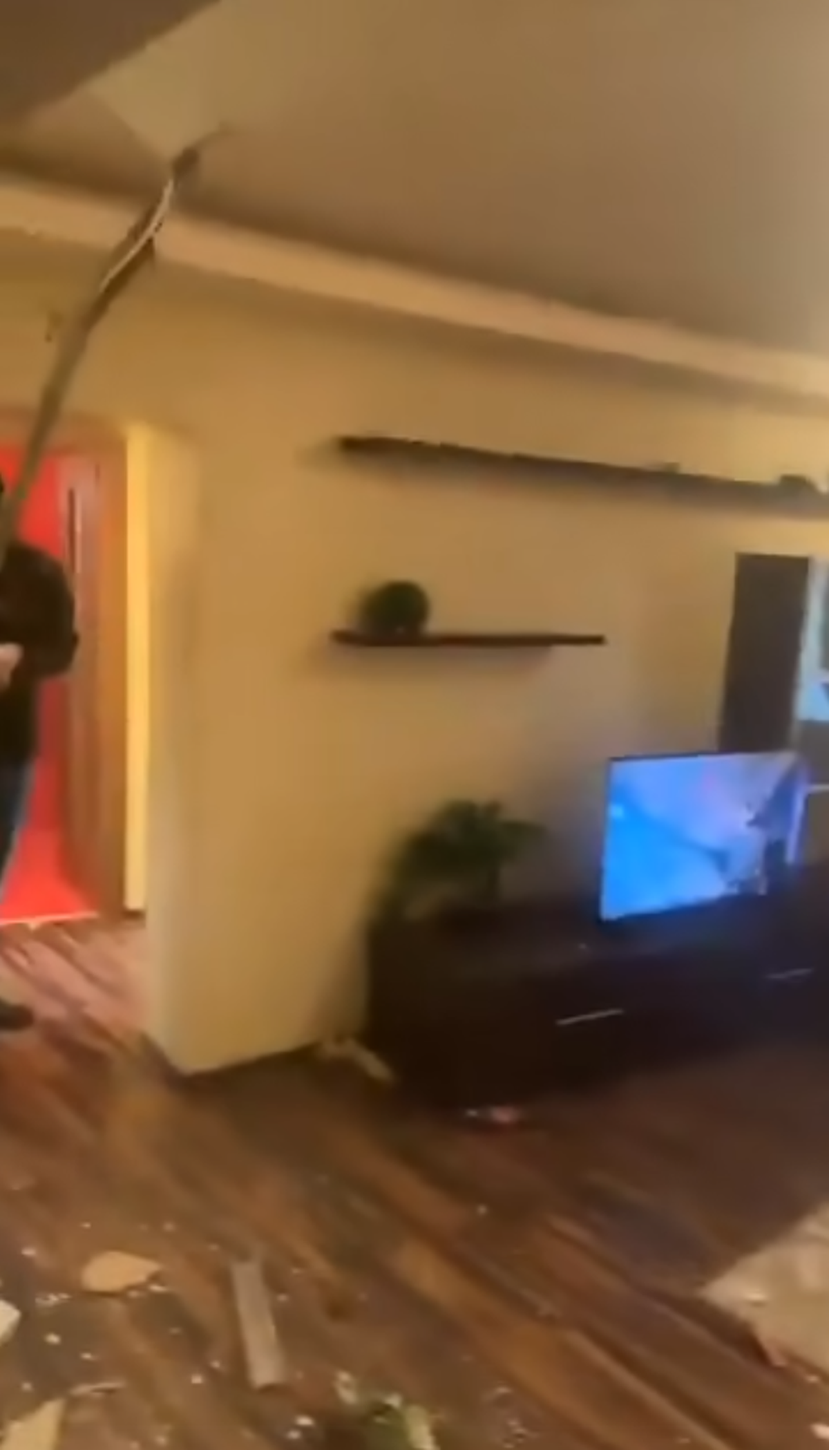 Scene șocante: momentul în care huliganii lui Feyenoord distrug complet un apartament din București