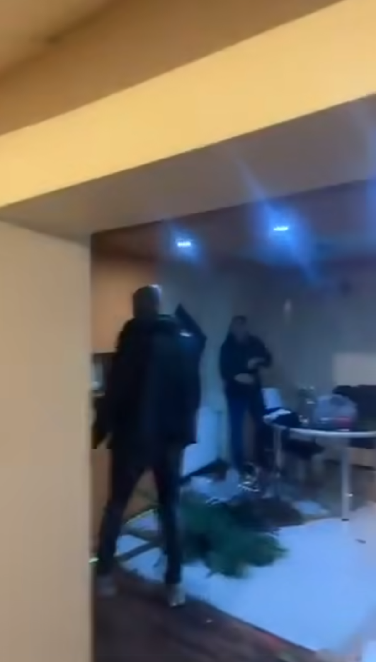 Scene șocante: momentul în care huliganii lui Feyenoord distrug complet un apartament din București
