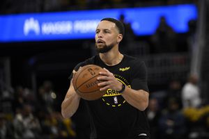 Coș uluitor marcat de Stephen Curry, vedeta lui Golden State Warriors! A aruncat din celălalt capăt al terenului