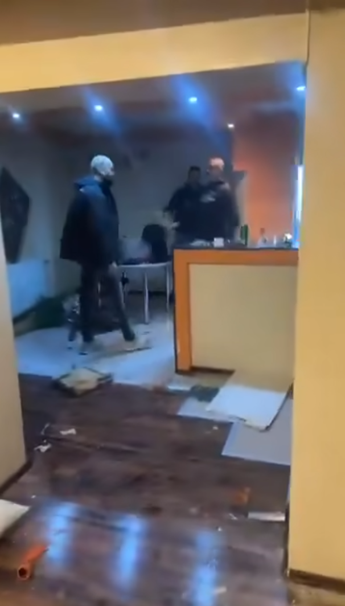 Scene șocante: momentul în care huliganii lui Feyenoord distrug complet un apartament din București