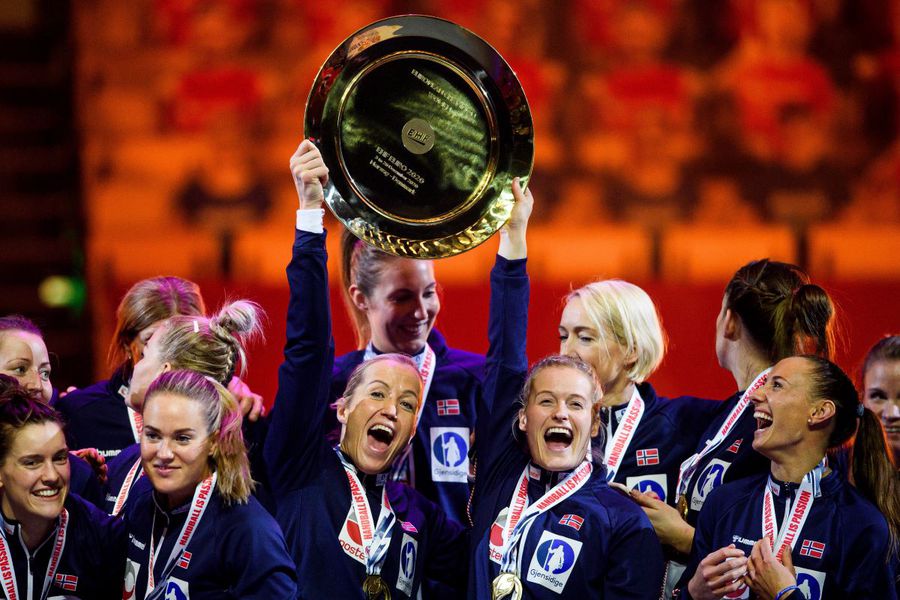 Heidi Loke cu trofeul de la Campionatul European 2020 Foto: Imago Images Norvegia caută al cincilea titlu al lumii, iar legendara Heidi Loke a fost pe banca altei echipe la Campionatul Mondial