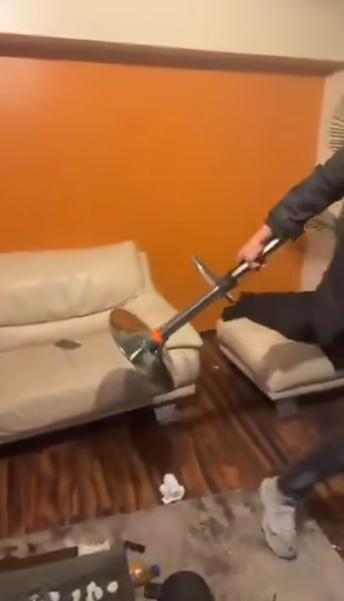 Scene șocante: momentul în care huliganii lui Feyenoord distrug complet un apartament din București